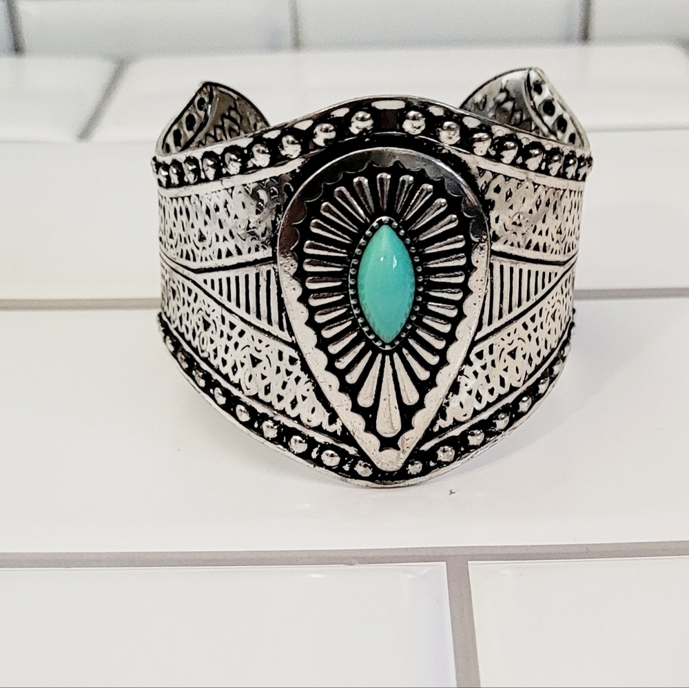 Nwot Ladies Silver Tone Cuff Style Wristband Bracelet With Turquoise Gem Detail